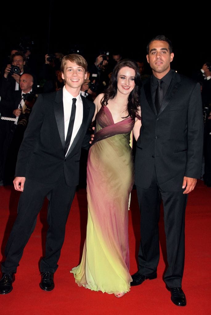 Glen Powell (a la izquierda de la imagen), con Ashley Johnson y Bobby Cannavale en Cannes en 2006