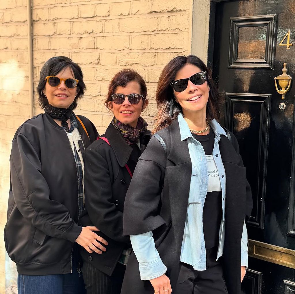 Maribel Verdú junto a sus hermanas en Londres
