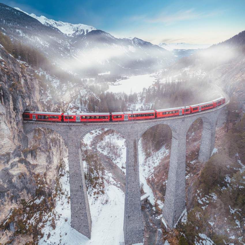 el bernina express suizo atravesando el viaducto de landwasser