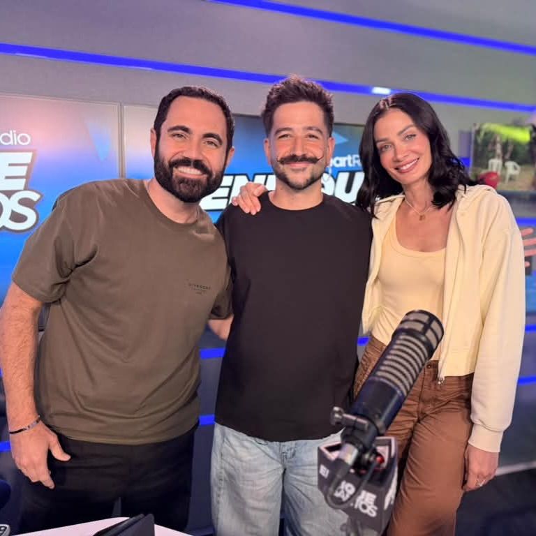 Enrique Santos y Dayanra Torres recibieron a Camilo en su programa de radio.