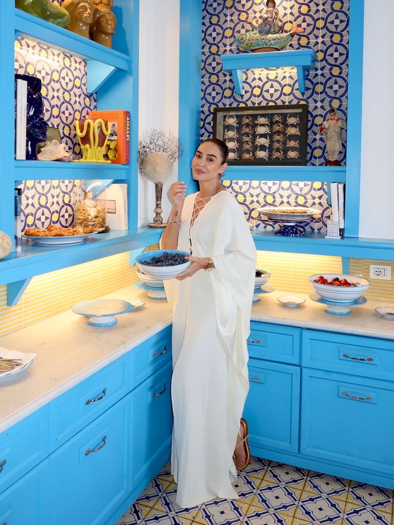 Vicky Martín Berrocal se adelanta al verano con un caftán blanco en Capri, Italia, 2026.