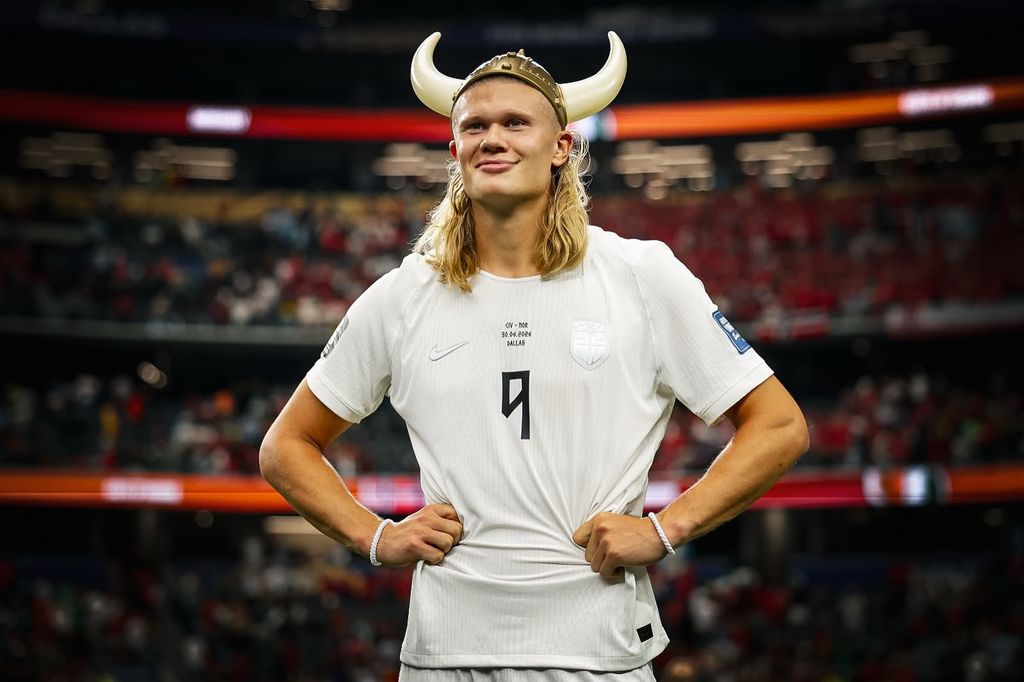 Erling Haaland con su 'look' insignia en la copa del mundo.