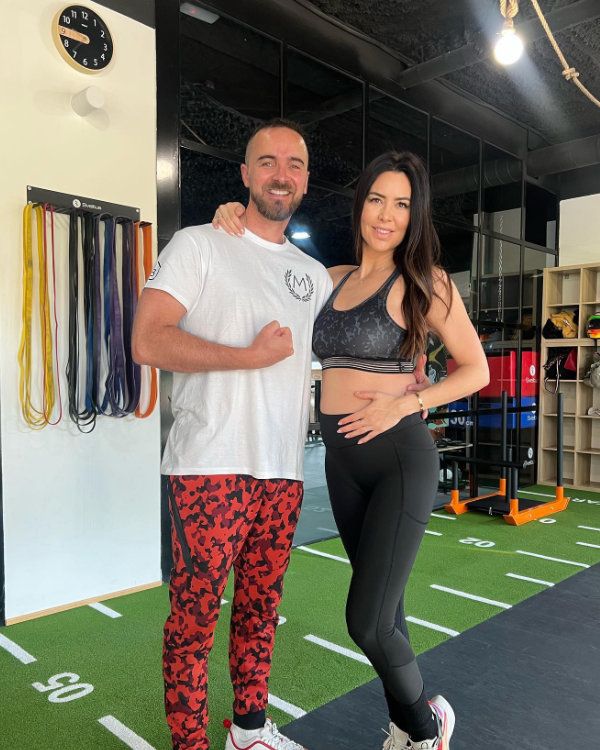 Vania Millán con su marido en el gimnasio
