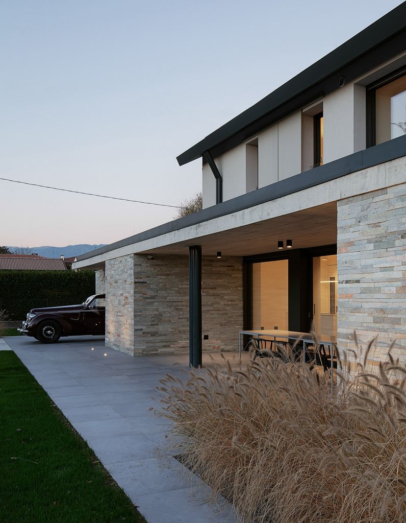 Exterior de una vivienda con jardín