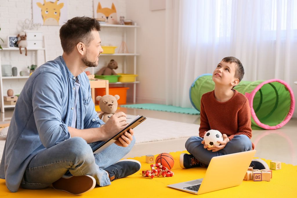 Niño con autismo en sesión de terapia