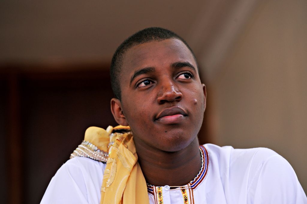 El rey Oyo Rukidi IV de Uganda contempla a su pueblo tras su solemne ceremonia de coronación en Fort Portal, el 17 de abril de 2010