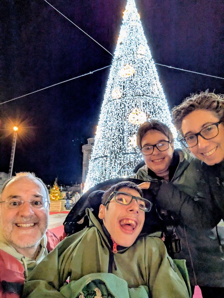 Tatiana Llorente, madre de un niño con discapacidad, con su familia