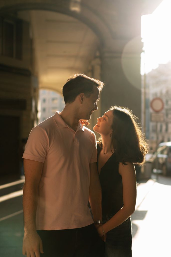pareja abrazada calle