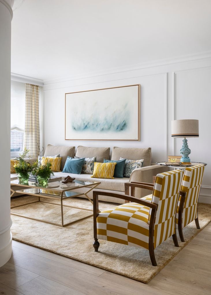 Pared del salón decorada con una obra de arte