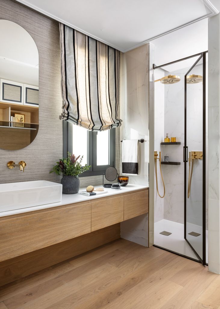 Baño moderno con ventana y ducha. 