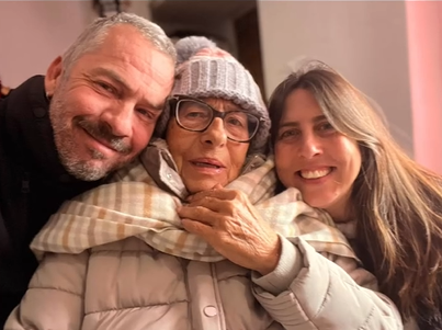 Primer plano de Nacho Palau con su madre y su hermana