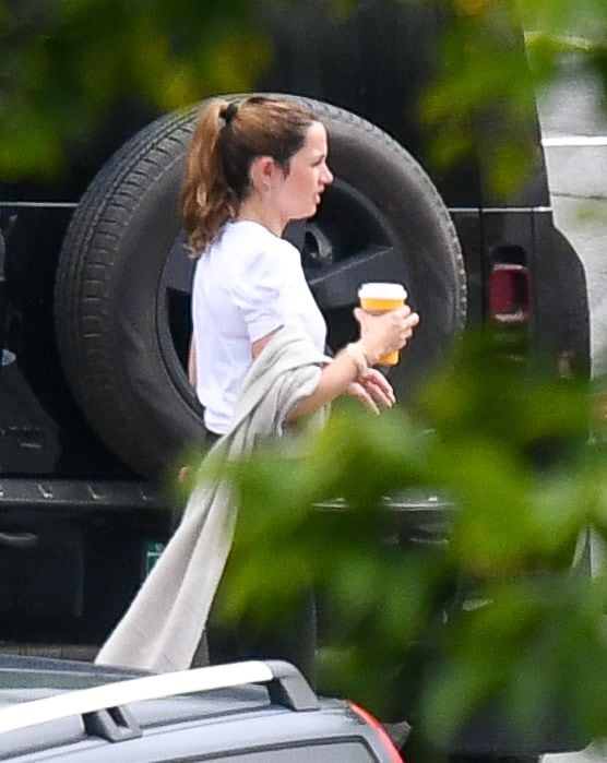 Ana de Armas luce despreocupada ante la lente de los paparazzis, quienes la han captado junto a Tom Cruise en Vermont. 