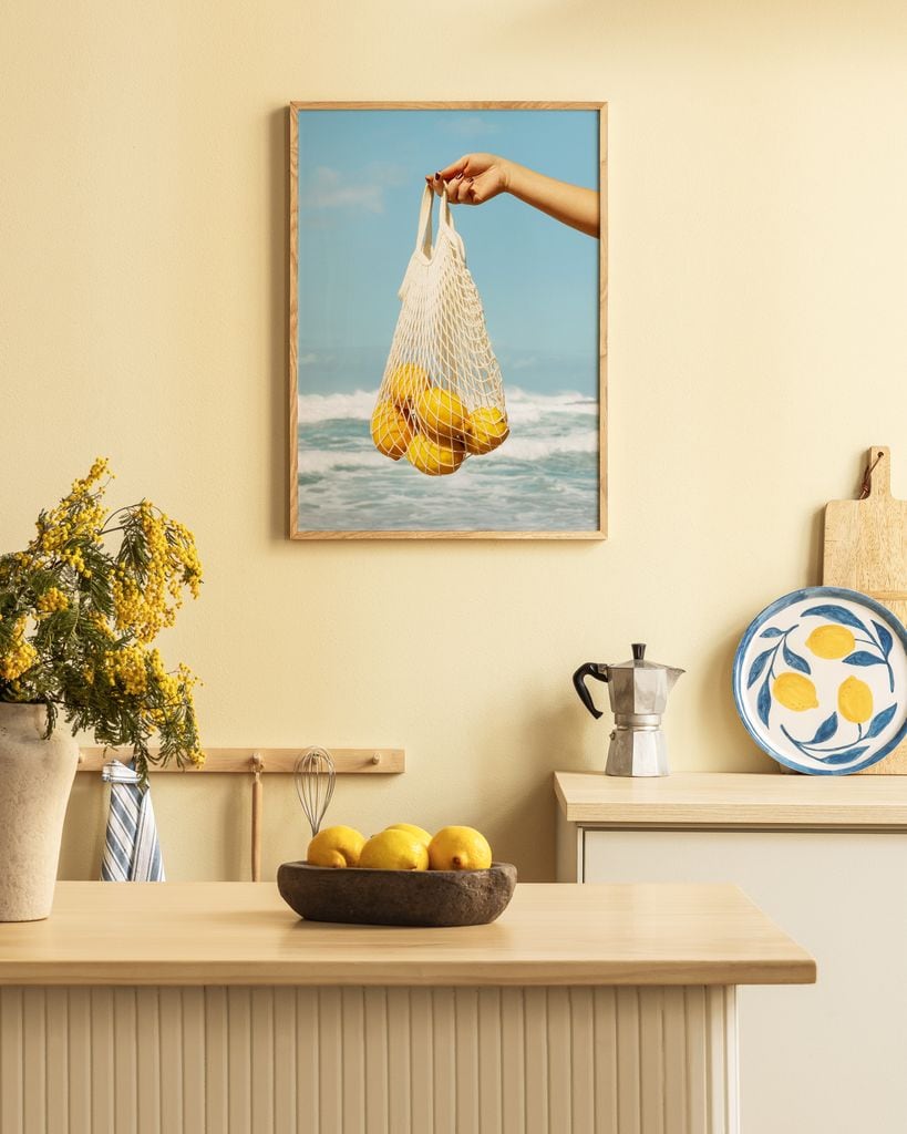 Cocina con un póster de limones