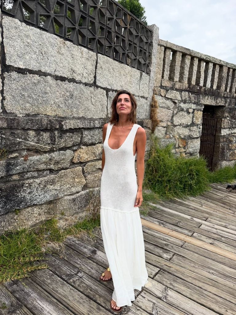 Eugenia Osborne con vestido blanco de lino en sus vacaciones de verano en Galicia, 2026.