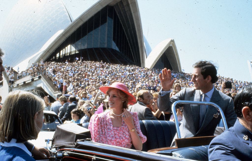 La princesa Diana contó cómo había vivido esa gira en el libro de Andrew Morton de 1992, en él habló directamente de los celos del entonces príncipe de Gales
