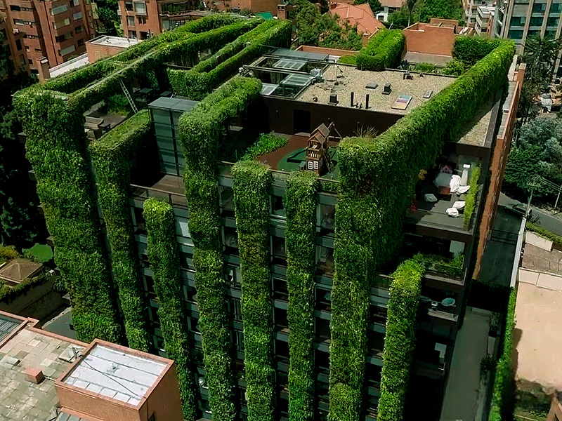 Las fachadas vegetales son resultan muy indicadas para ciudades, al producir confort acústico dentro del edificio y mitigar el ruido urbano