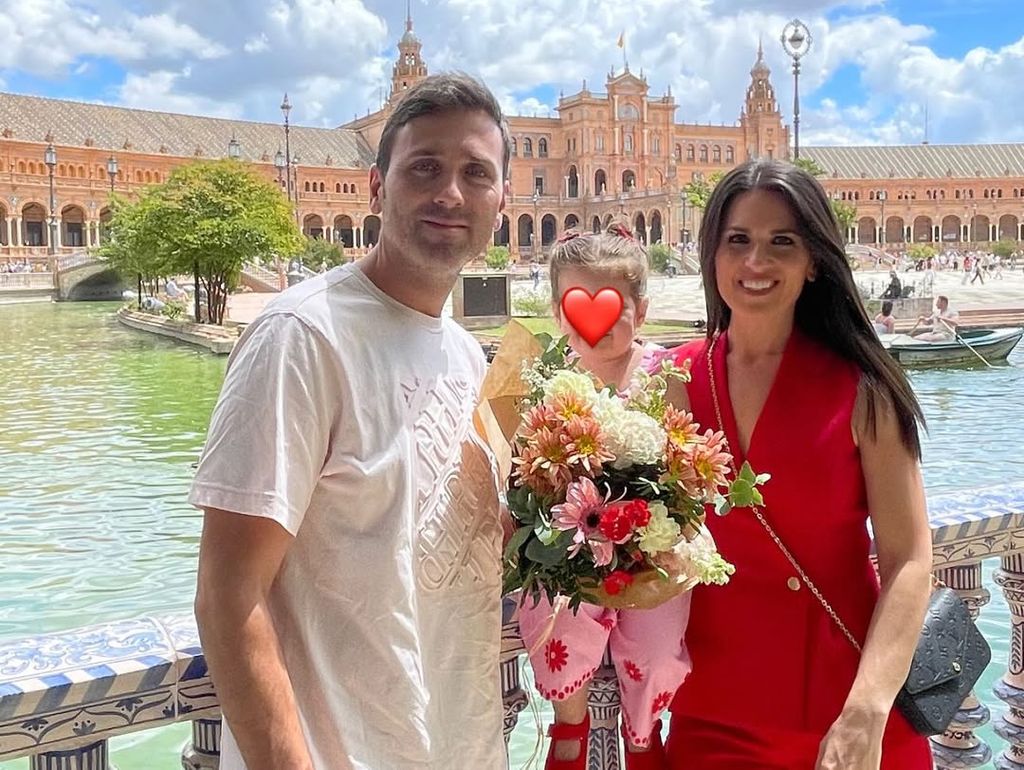 La familia al completo: Rubén, Valeria y Cristina celebrando el Día de la Madre y el cumpleaños de la periodista en Sevilla
