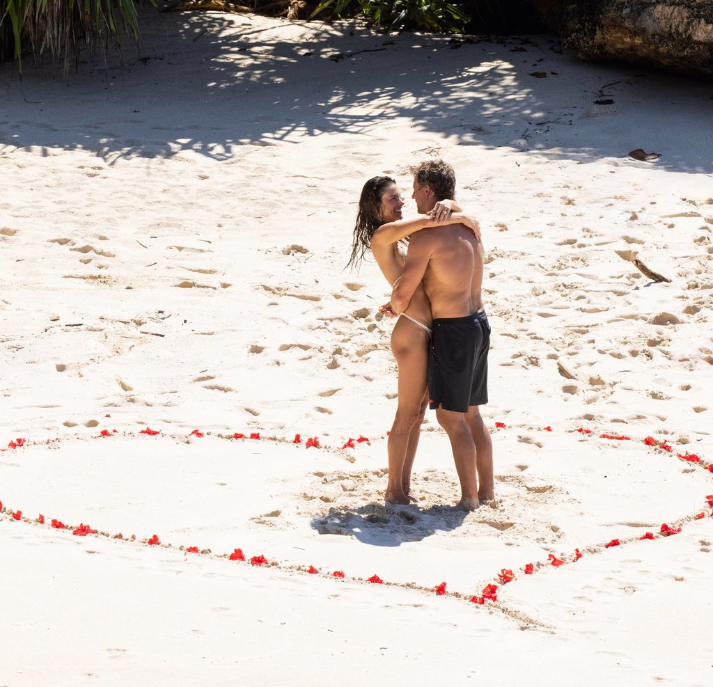 Alessandra Ambrosio se compromete con Buck Palmer en las playas de Indonesia