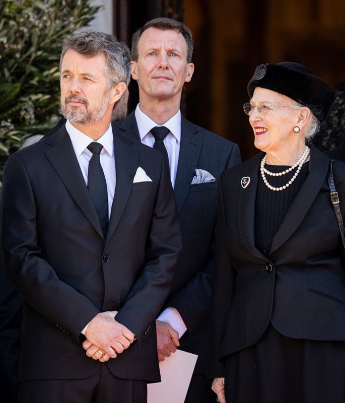 Margarita de Dinamarca y sus hijos en el funeral de Constantino de Grecia