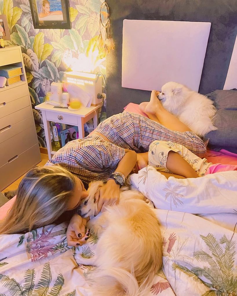 Alba Carrillo en su dormitorio
