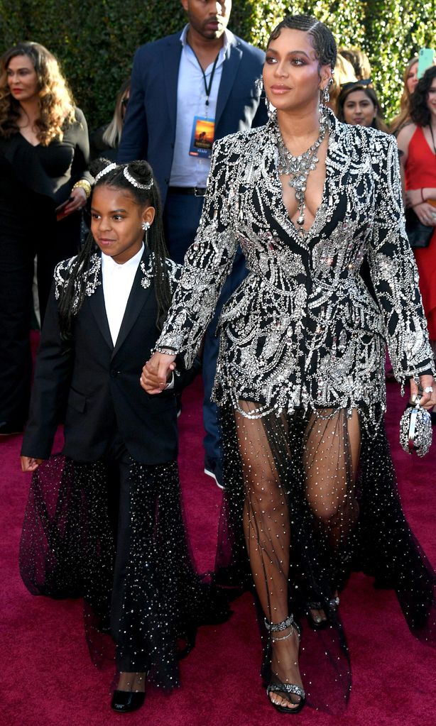 en 2019 con siete a os junto a su mam en la premier de the lion king