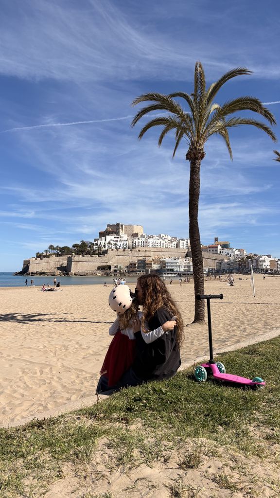 La Dra. Mar López con su hija en la playa