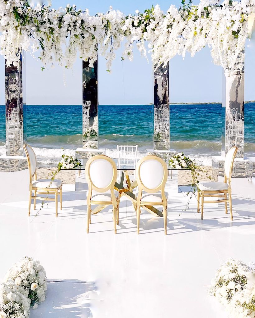 Decoración de bodas rosas blancas playa