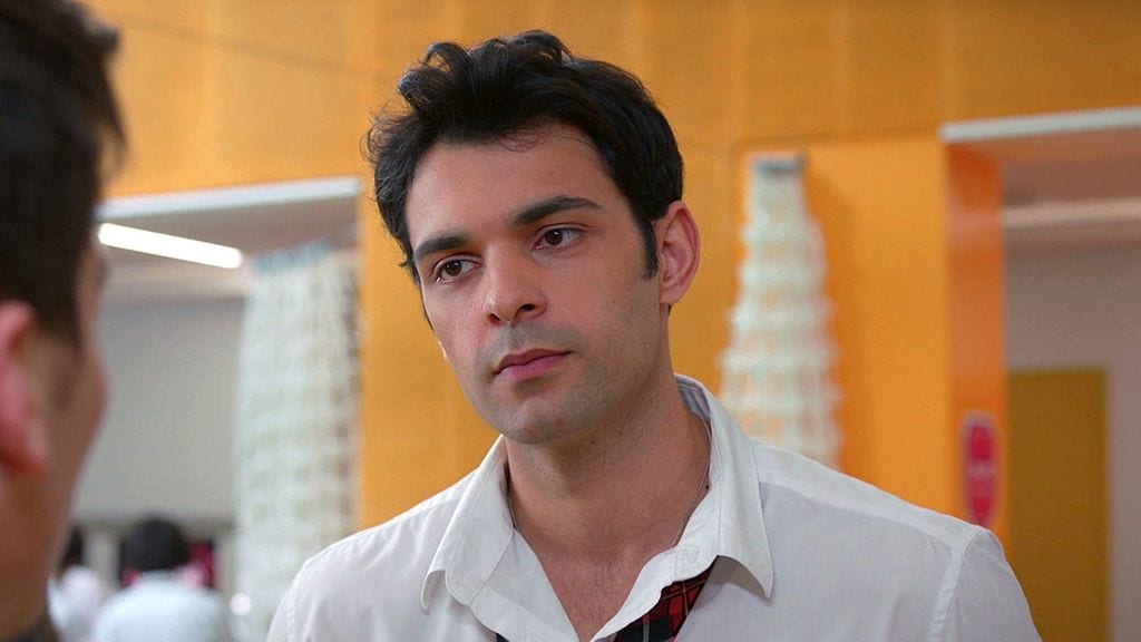 Cuando Ayaz se enamora de Asiye, tiene enfrentamientos con Sarp