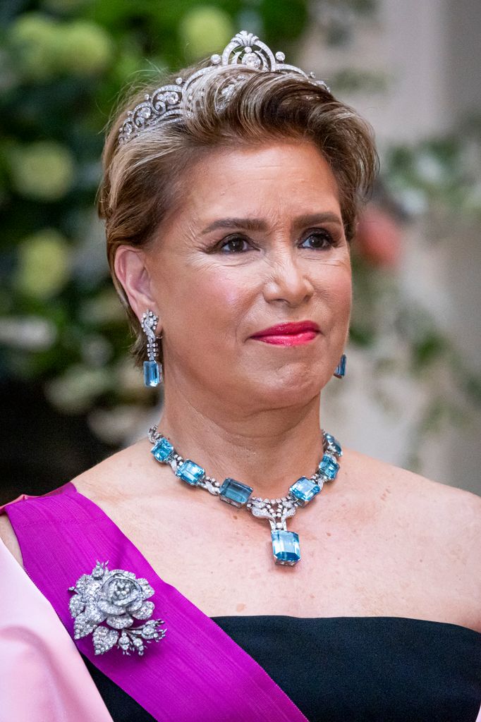 María Teresa con la  Tiara Belga de Pergaminos