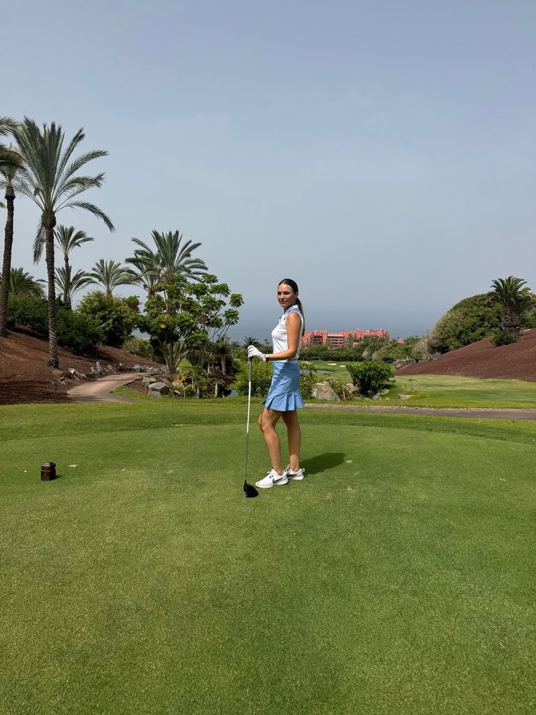 Helen Lindes jugando al golf en su cumpleaños