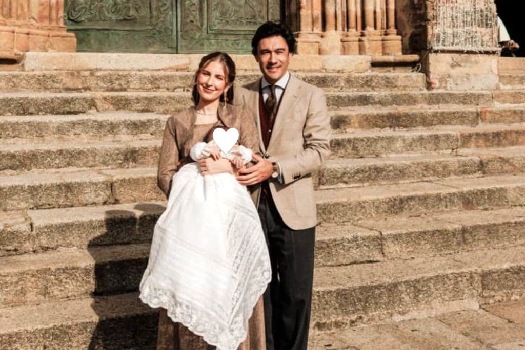 Luisa Bergel y Cristian Florez, con su hijo el día del bautizo