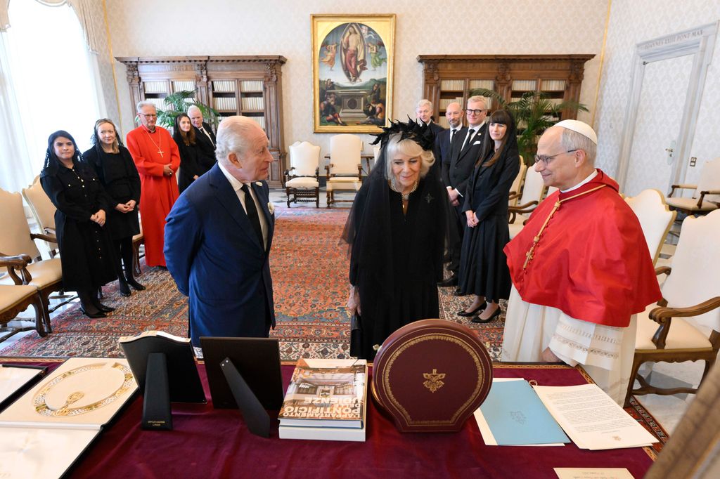 Los Reyes y el Papa León XVI intercambiando obsequios durante su audiencia.