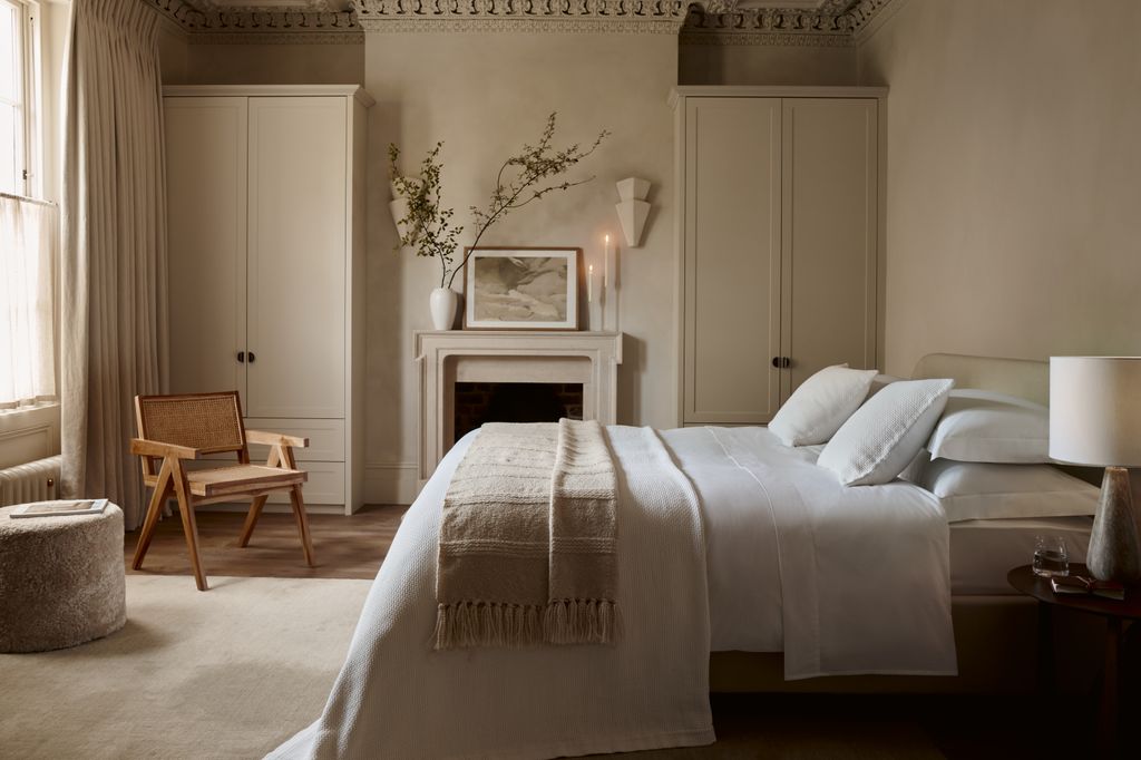 Dormitorio cálido y sereno en tonos neutros