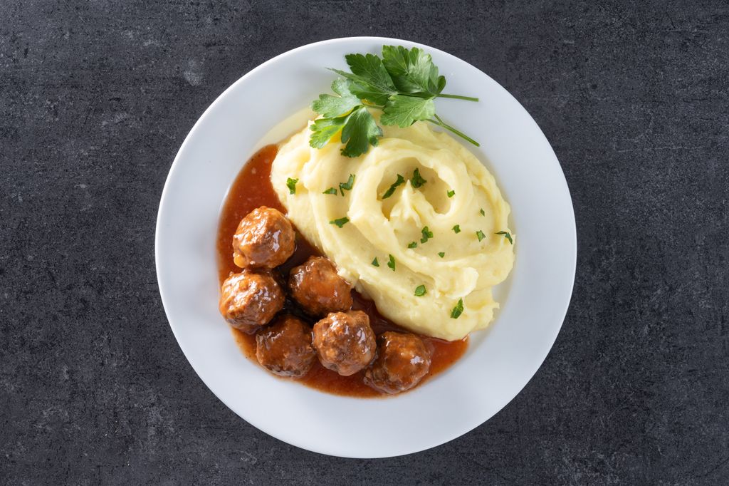 Albóndigas caseras con guarnición de puré de patata