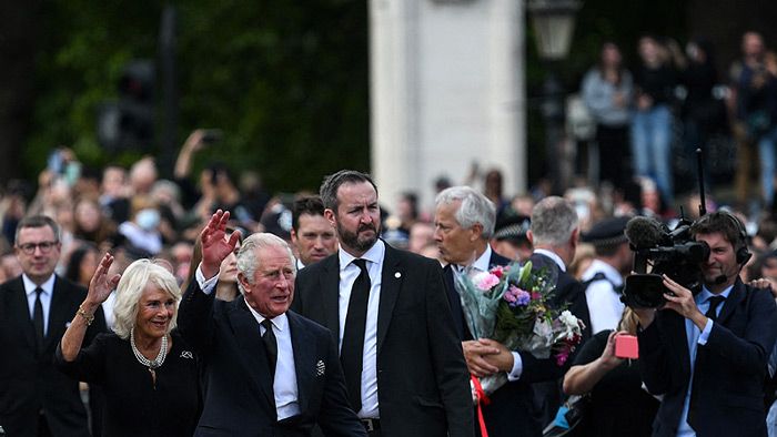 camilla y carlos iii con las multitudes de buckingham