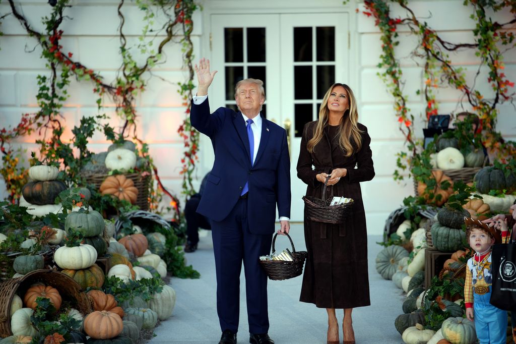Donald y Melania Trump observando el sobrevuelo del Air Force One, como parte de las celebraciones de Haloween.
