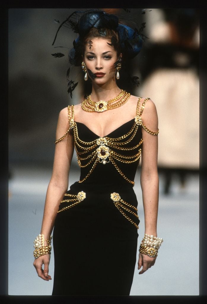 Christy Turlington desfilando para Chanel Alta Costura Primavera/Verano 1992