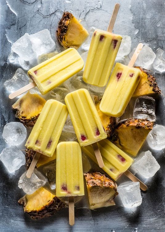 Polo de piña y frambuesas