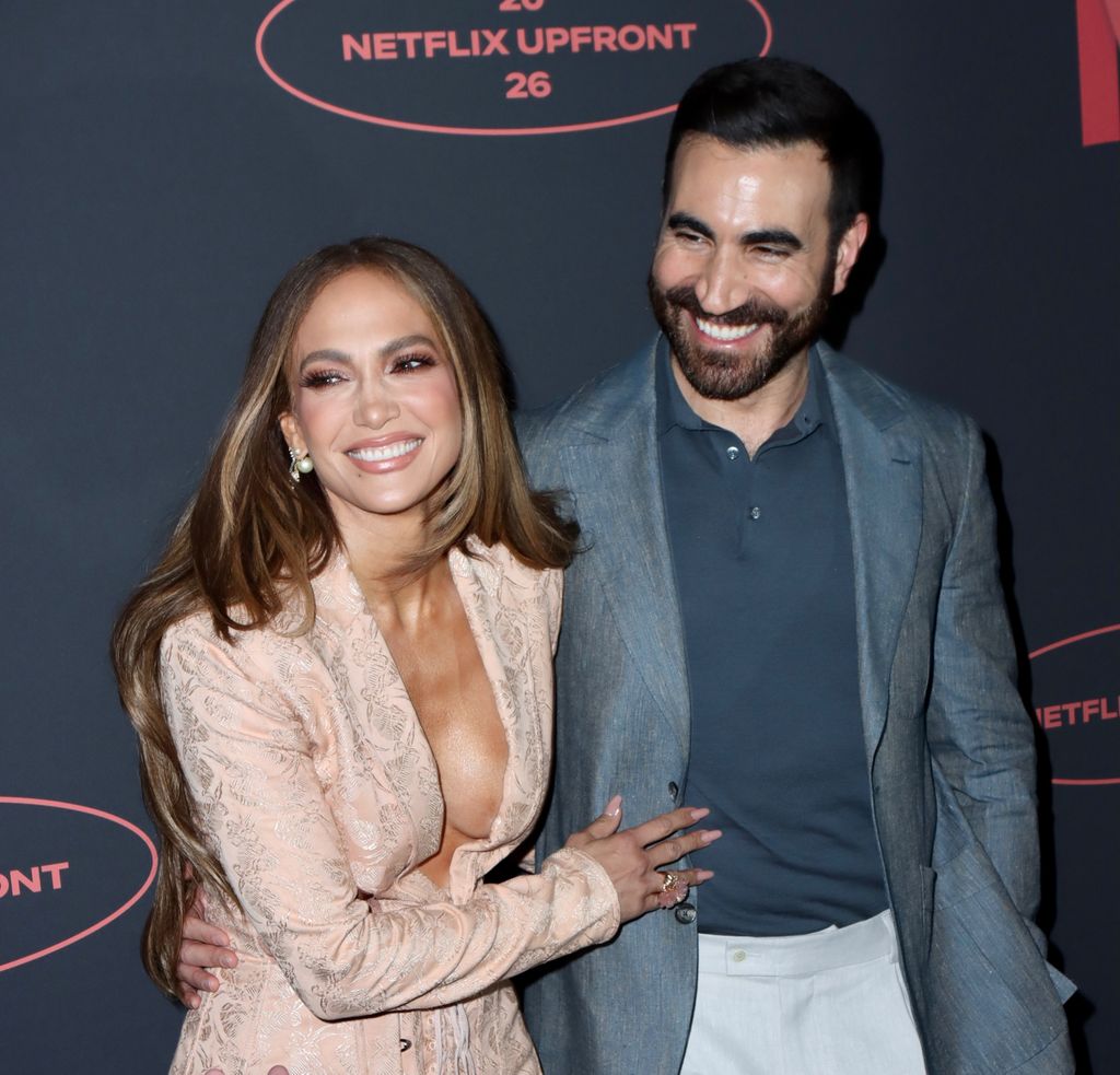 Jennifer Lopez y Brett Goldstein en un evento de Netflix en Nueva York el 13 de mayo de 2026
