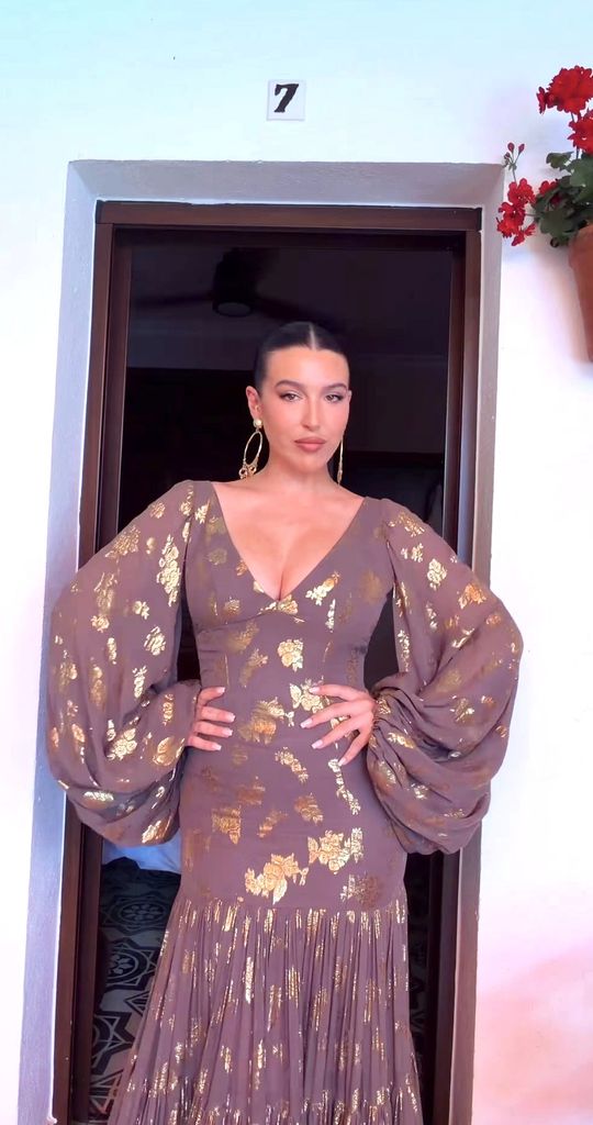 Alba Díaz con un vestido de Vicky Martín Berrocal en El Rocío 2026.