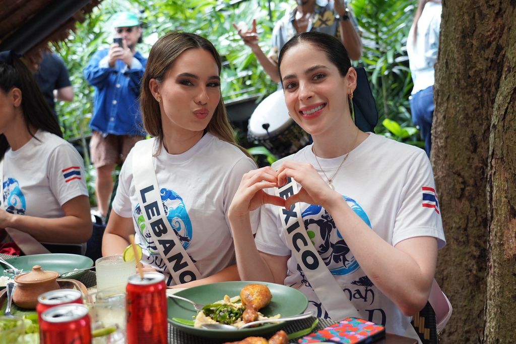Miss México junto a Miss Líbano en una de las actividades de la concentración.