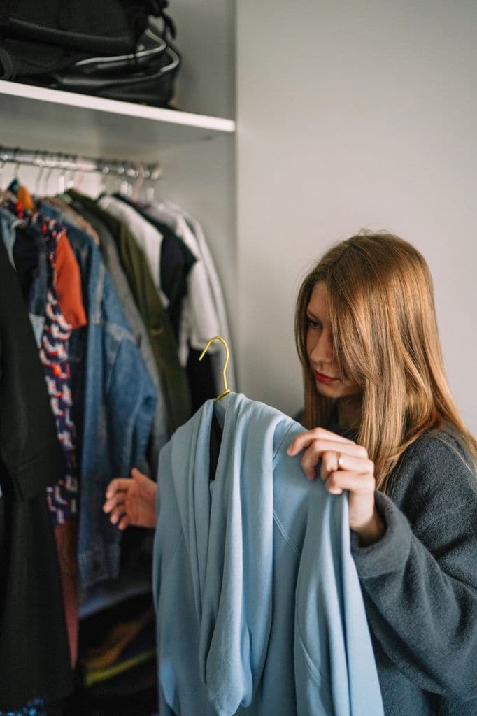 chica escogiendo ropa