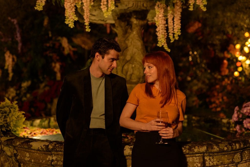 EL JARDINERO. Álvaro Rico as Elmer, Catalina Sopelana as Violeta in episode 01 of EL JARDINERO. Cr. Jaime Olmedo/Netflix Â© 2024