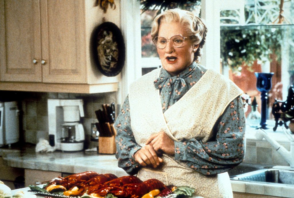 Robin Williams cocinando en una escena de Señora Doubtfire (1993), una de las películas más icónicas de su carrera