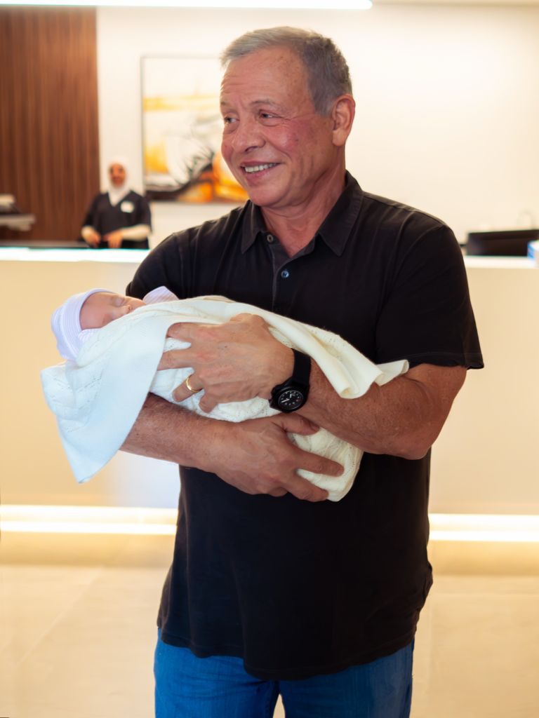 El rey Abdalá II, contentísimo con su nieta recién nacida
