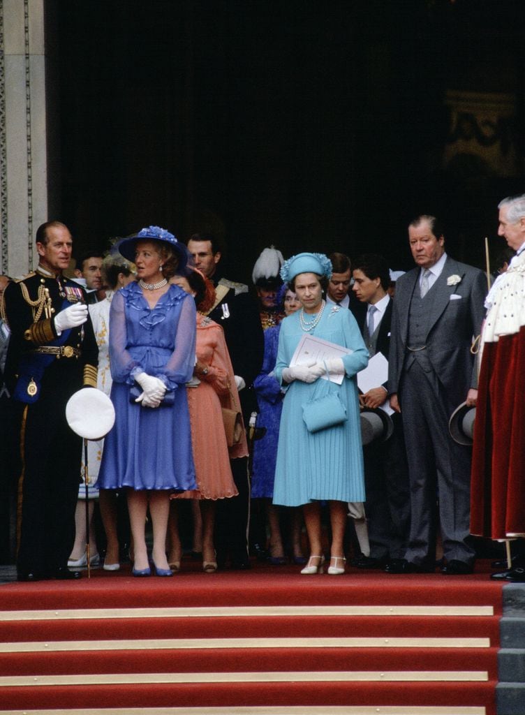 Isabel II y Frances Shand-Kydd, en la boda de Diana de Gales 