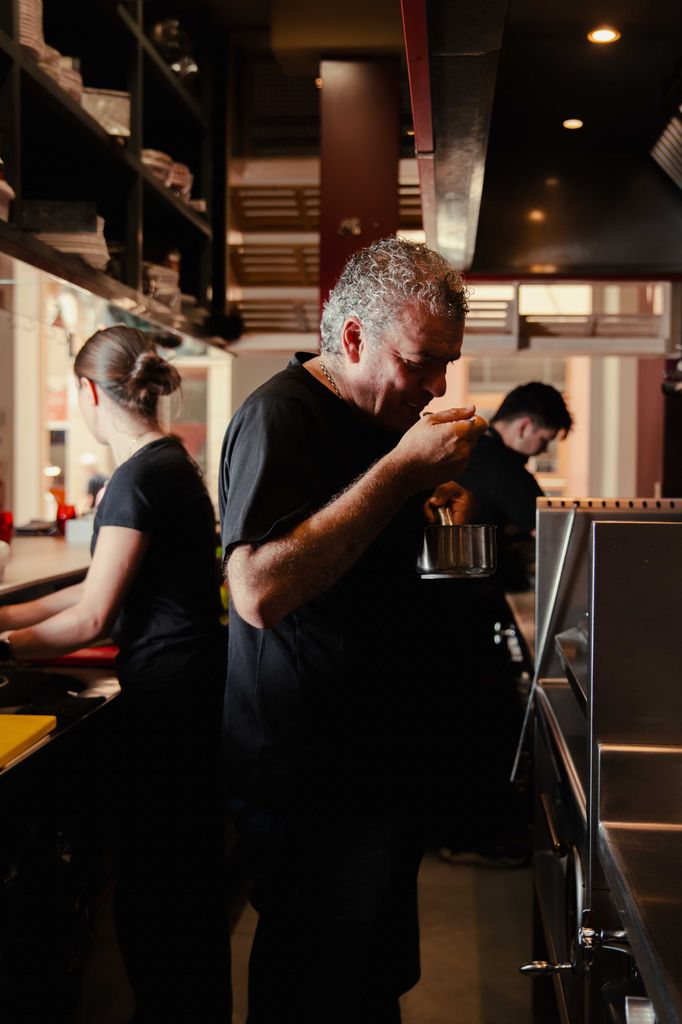 Dani Carnero, chef malagueño y alma de Kaleja, donde reivindica la cocina tradicional a través del fuego, los guisos y el producto de temporada.