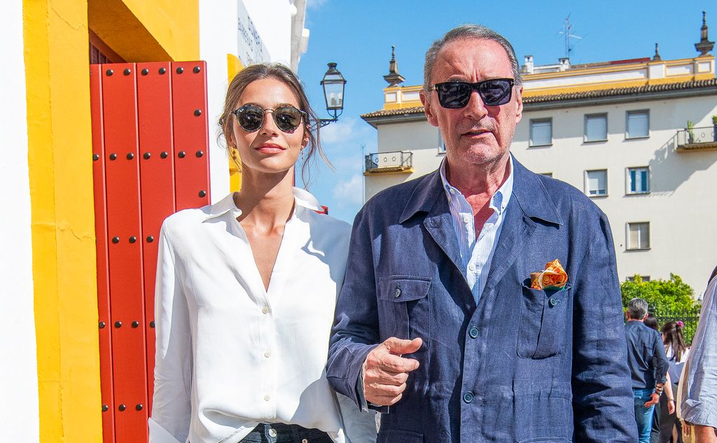 Carlos Herrera y su hija Rocio Crusset durante un festejo taurino durante la Feria de Abril en Sevilla