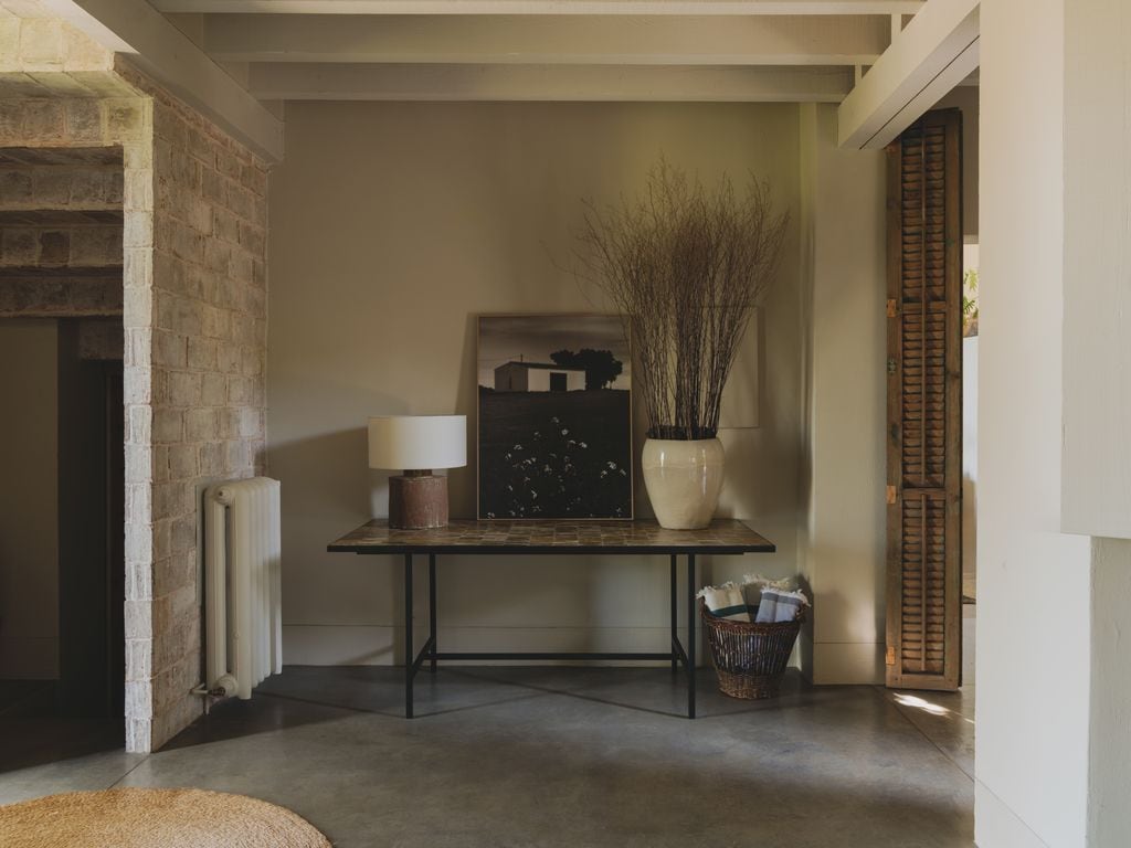 Cuadro apoyado en la mesa del recibidor