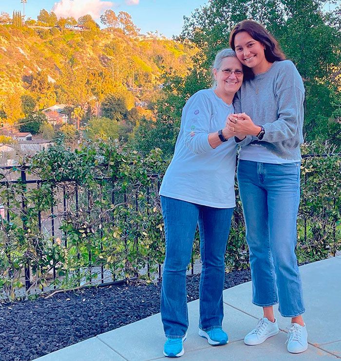 Emma Heming con una especialista en demencia que le ayuda a 